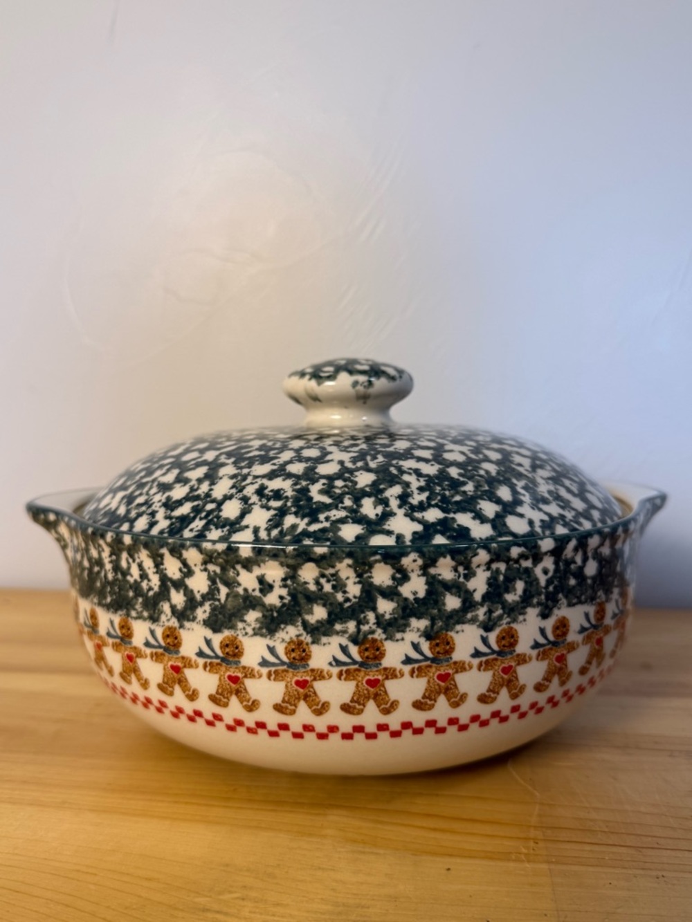 Folkcraft Tienshan Round Covered 2qt Casserole Ceramic Dish Gingerbread Holiday